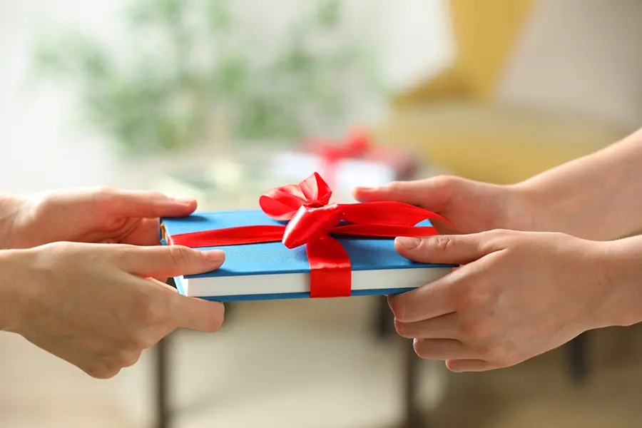 نکاتی که هنگام انتخاب کتاب هدیه تولد باید بدانیم
